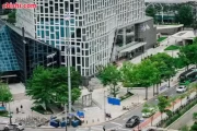 首尔市中心30米高交通塔顶居然住着个人？！他们为了抗争，就是不下来... 
