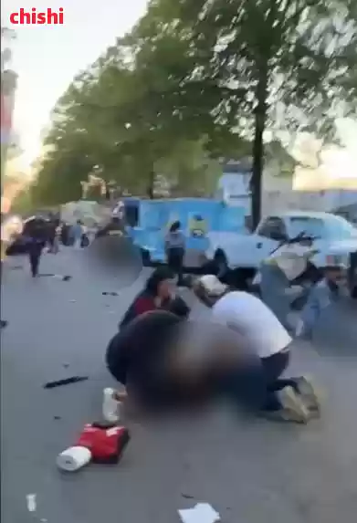 突发!加拿大汽车疯狂冲撞人群,11死超20人伤,30岁亚裔嫌犯被现场群众制服! 第10张 突发!加拿大汽车疯狂冲撞人群,11死超20人伤,30岁亚裔嫌犯被现场群众制服! 第10张