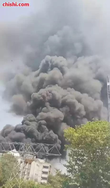 超290死!印度航空波音787坠毁完整视频 起飞40秒坠入医学院 爆炸成火球 乘客烧成黑碳 机上1人奇迹生还 第2张 超290死!印度航空波音787坠毁完整视频 起飞40秒坠入医学院 爆炸成火球 乘客烧成黑碳 机上1人奇迹生还 第2张