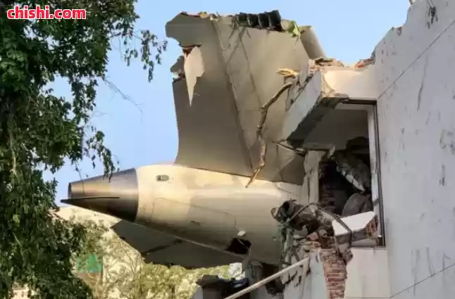 超290死!印度航空波音787坠毁完整视频 起飞40秒坠入医学院 爆炸成火球 乘客烧成黑碳 机上1人奇迹生还 第3张 超290死!印度航空波音787坠毁完整视频 起飞40秒坠入医学院 爆炸成火球 乘客烧成黑碳 机上1人奇迹生还 第3张