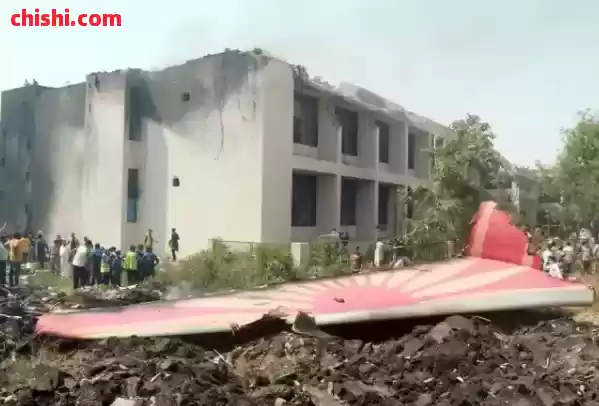 超290死!印度航空波音787坠毁完整视频 起飞40秒坠入医学院 爆炸成火球 乘客烧成黑碳 机上1人奇迹生还 第5张 超290死!印度航空波音787坠毁完整视频 起飞40秒坠入医学院 爆炸成火球 乘客烧成黑碳 机上1人奇迹生还 第5张