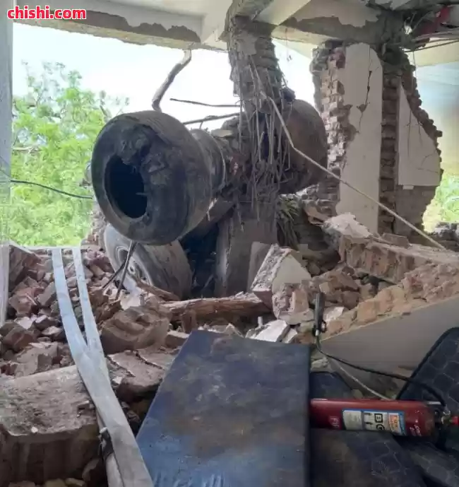 超290死!印度航空波音787坠毁完整视频 起飞40秒坠入医学院 爆炸成火球 乘客烧成黑碳 机上1人奇迹生还 第9张 超290死!印度航空波音787坠毁完整视频 起飞40秒坠入医学院 爆炸成火球 乘客烧成黑碳 机上1人奇迹生还 第9张