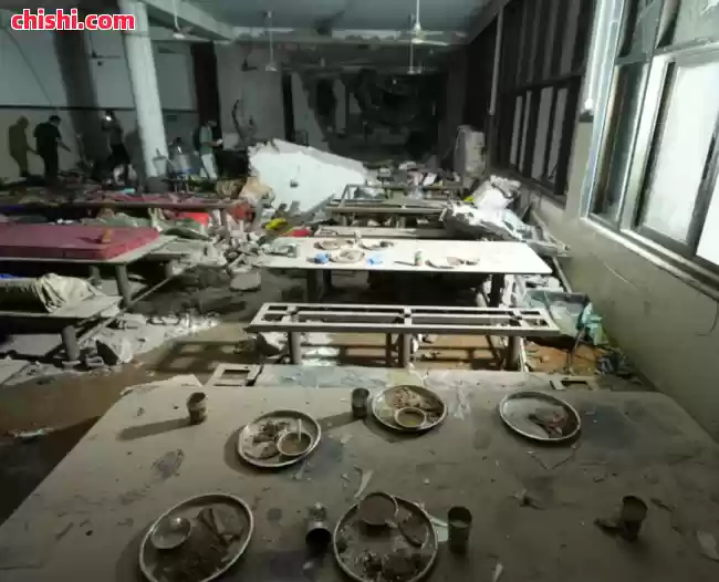 超290死!印度航空波音787坠毁完整视频 起飞40秒坠入医学院 爆炸成火球 乘客烧成黑碳 机上1人奇迹生还 第8张 超290死!印度航空波音787坠毁完整视频 起飞40秒坠入医学院 爆炸成火球 乘客烧成黑碳 机上1人奇迹生还 第8张